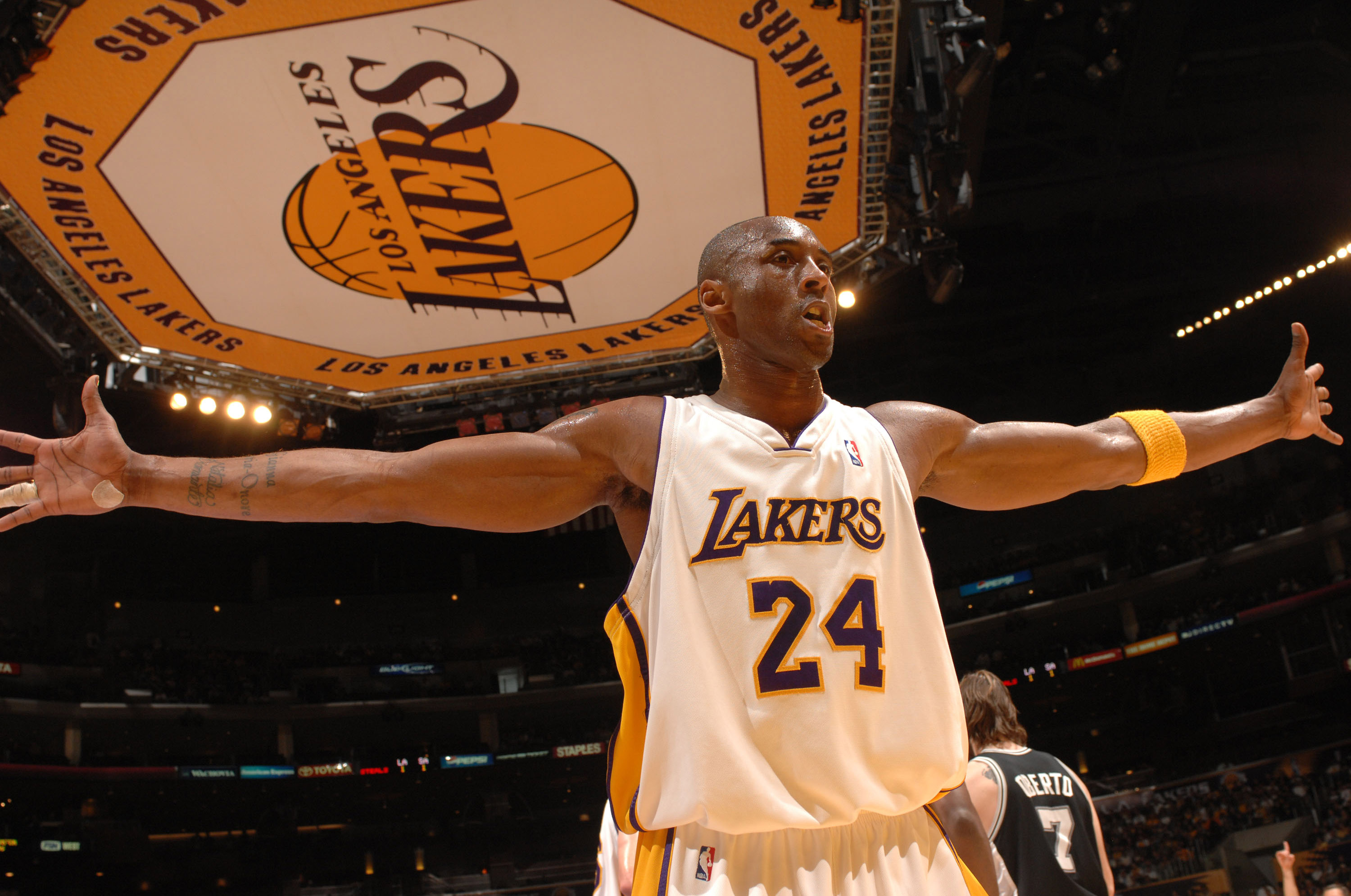 舆论夹击 舆论夹击